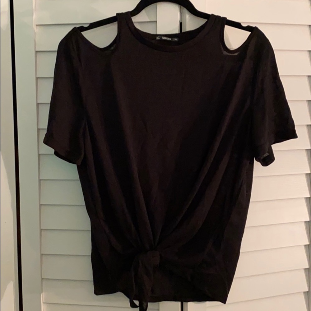 Cold shoulder top 🥶